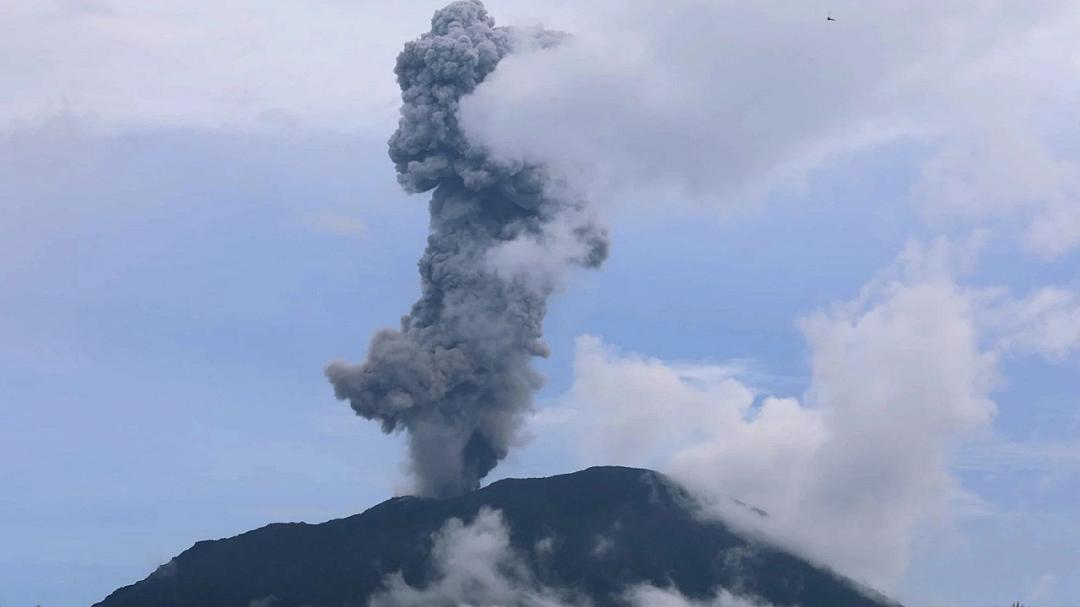 Eruzioni senza sosta: emergenza in Indonesia