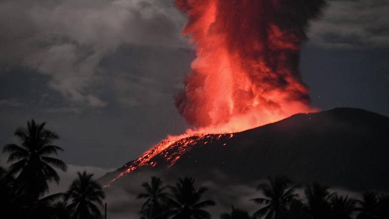 eruzione monte Ibu in Indonesia