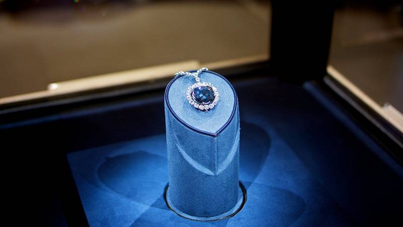 il colore blu del famoso Hope Diamond deriva da tracce di boro nel cristallo