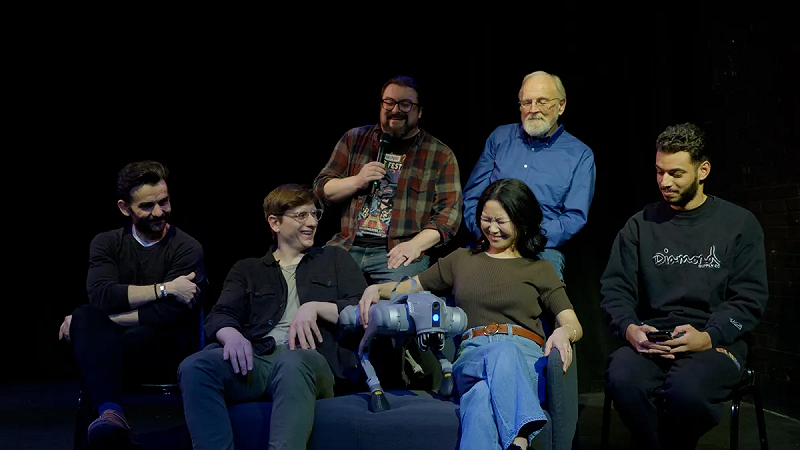 Il cast della prima commedia di Broadway con un cane robot