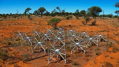 il Murchison Widefield Array è composto da 4.096 antenne radio disposte nel deserto australiano di Pilbara