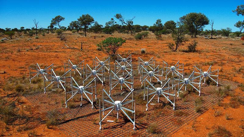 il Murchison Widefield Array è composto da 4.096 antenne radio disposte nel deserto australiano di Pilbara