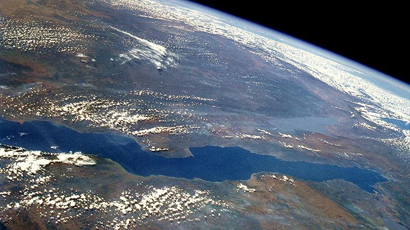 il lago Tanganica in una fotografia scattata dallo Space Shuttle Discovery nel 1985