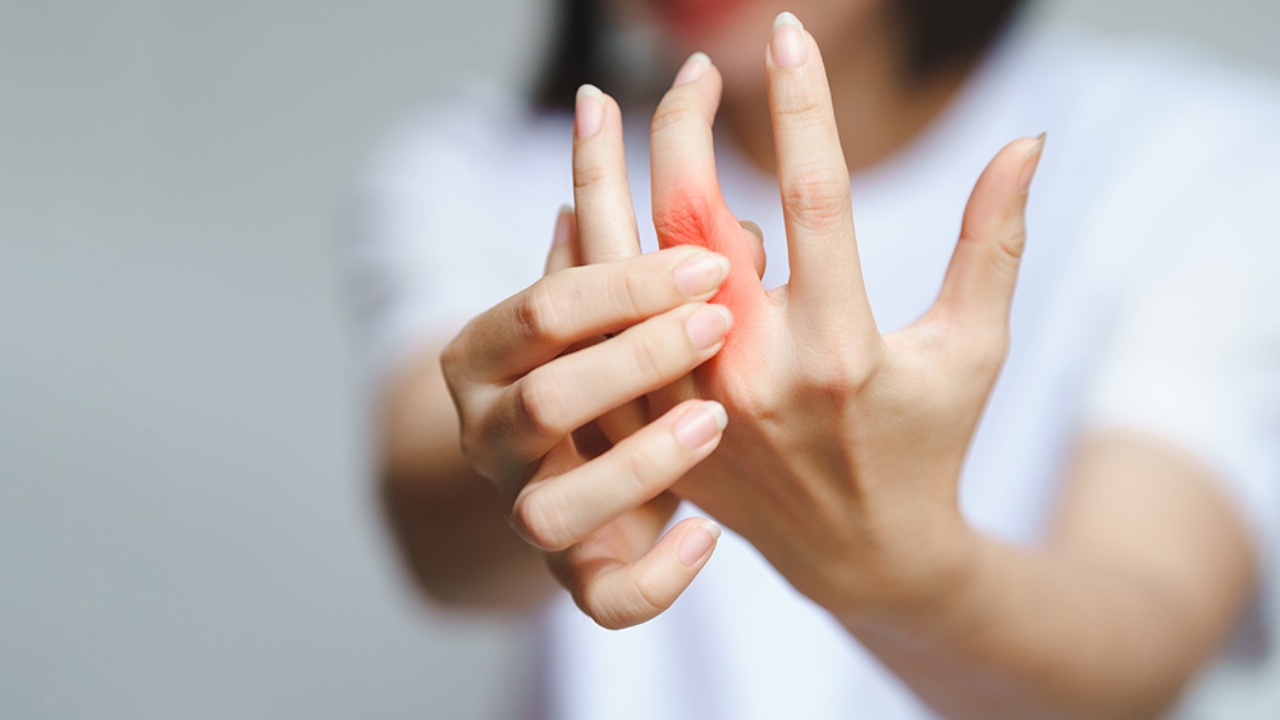 Addestrare le cellule per fermare l’artrite reumatoide: al via la sperimentazione rivoluzionaria