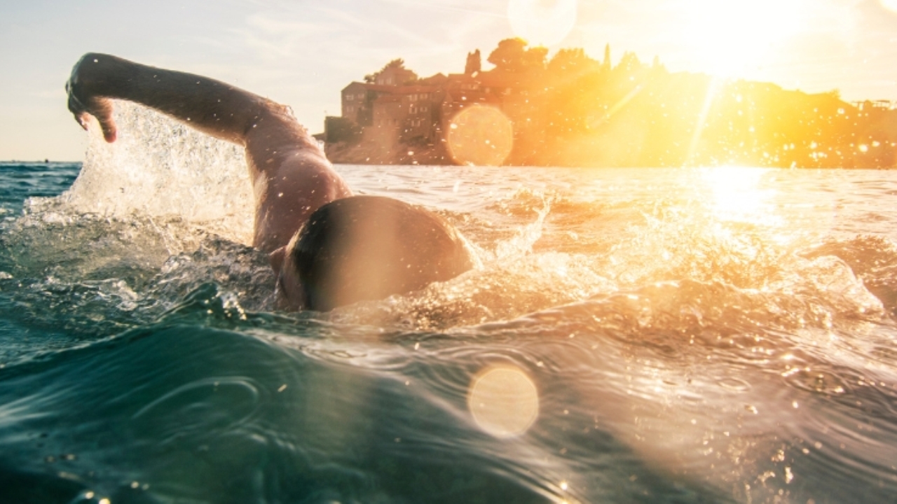 Nuoto in acque naturali: rivelati benefici inaspettati per la mente