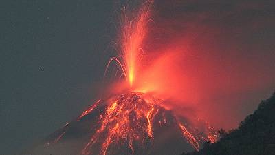 Eruzione vulcanica in Indonesia: voli interrotti e massima allerta