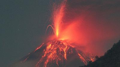 Eruzione vulcanica in Indonesia: voli interrotti e massima allerta