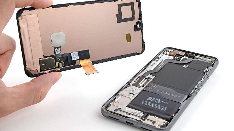 Un Google Pixel 8 disassemblato