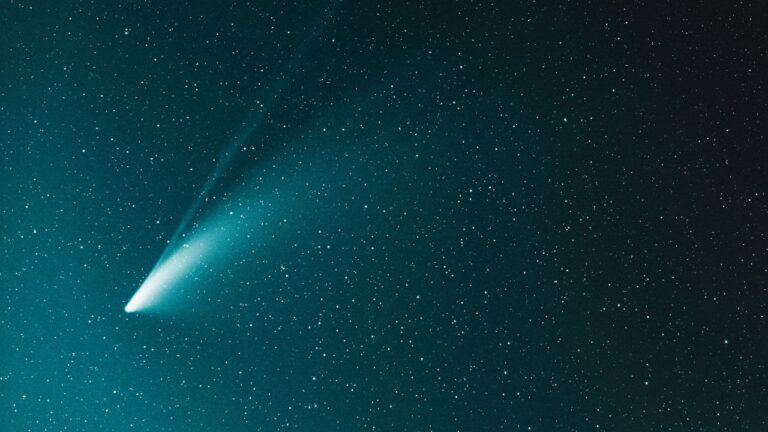 Il bagliore verde della cometa SWAN25F incanta gli osservatori