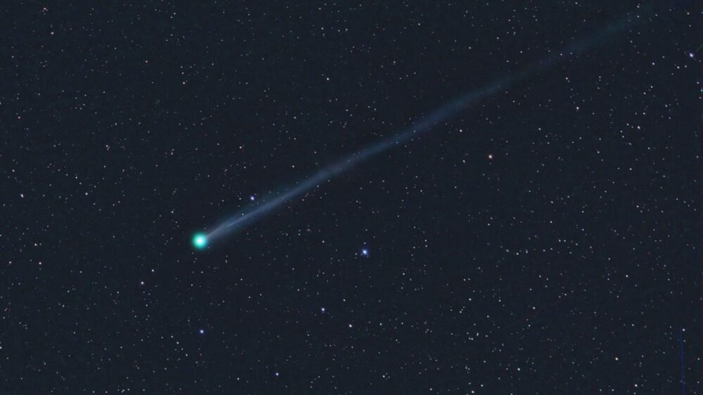 la cometa SWAN25F emette un bagliore verde