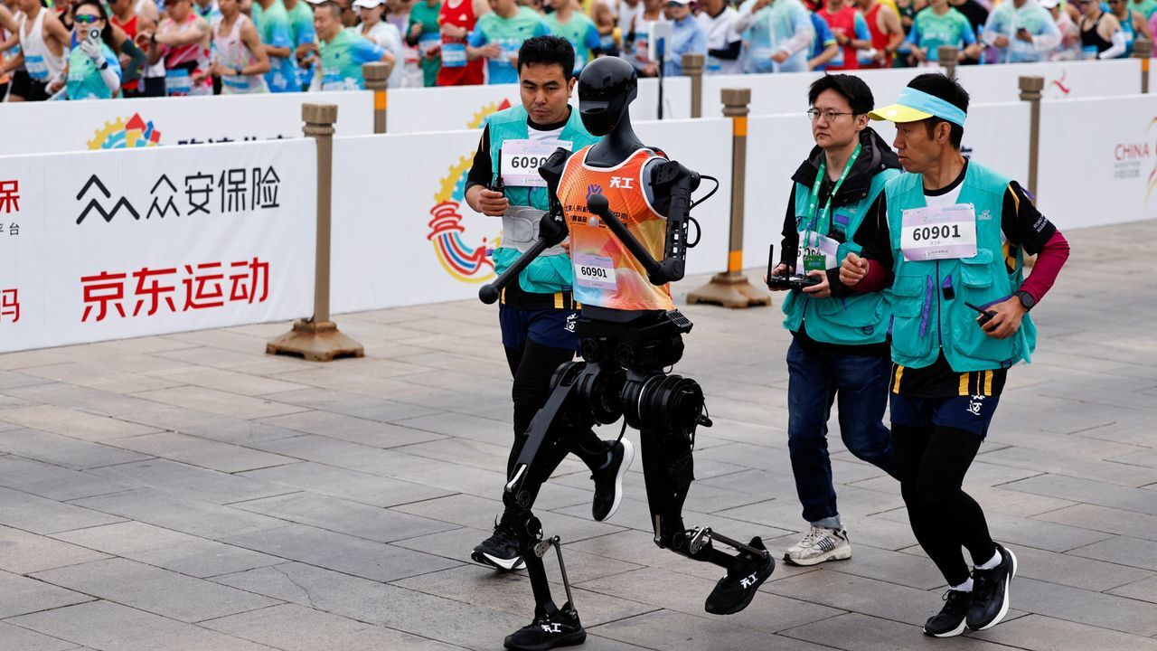I robot sfidano l’uomo in una mezza maratona per la prima volta al mondo