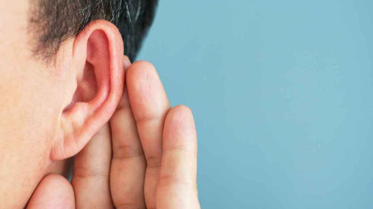 Non è solo l’età: ecco cosa influenza realmente l’udito