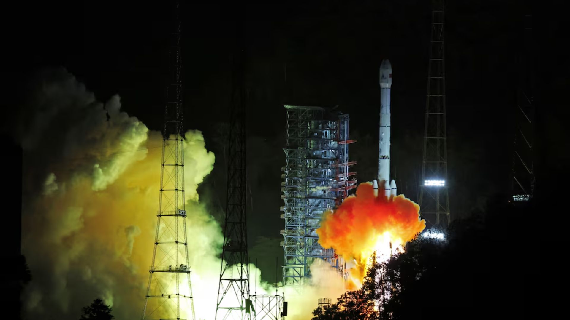 Tianwen-2 decolla: la Cina lancia la sua prima missione per riportare campioni da un asteroide