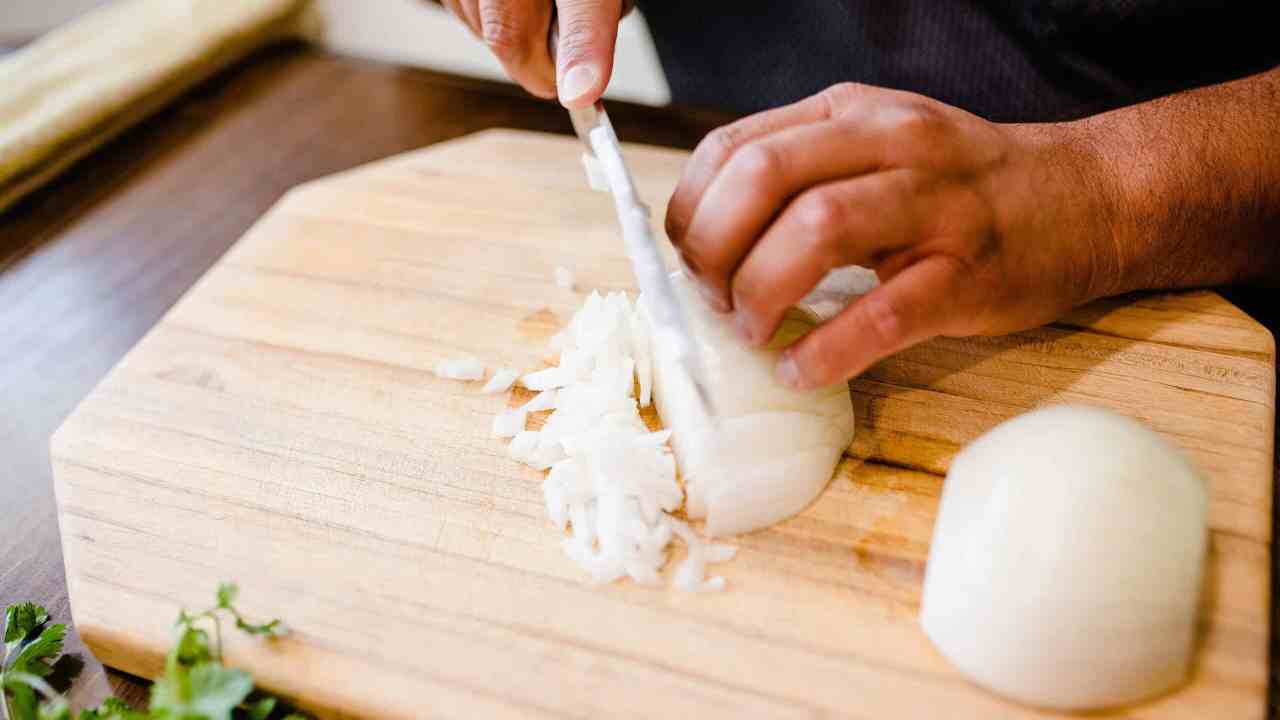 Tagliare cipolle senza piangere? La scienza ha la risposta