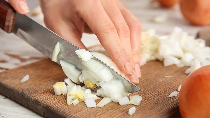 tagliare le cipolle