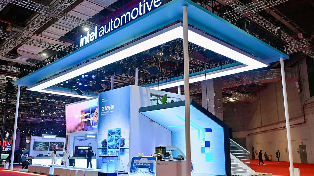 Intel chiude la divisione auto e annuncia nuovi tagli: ristrutturazione drastica per ripartire