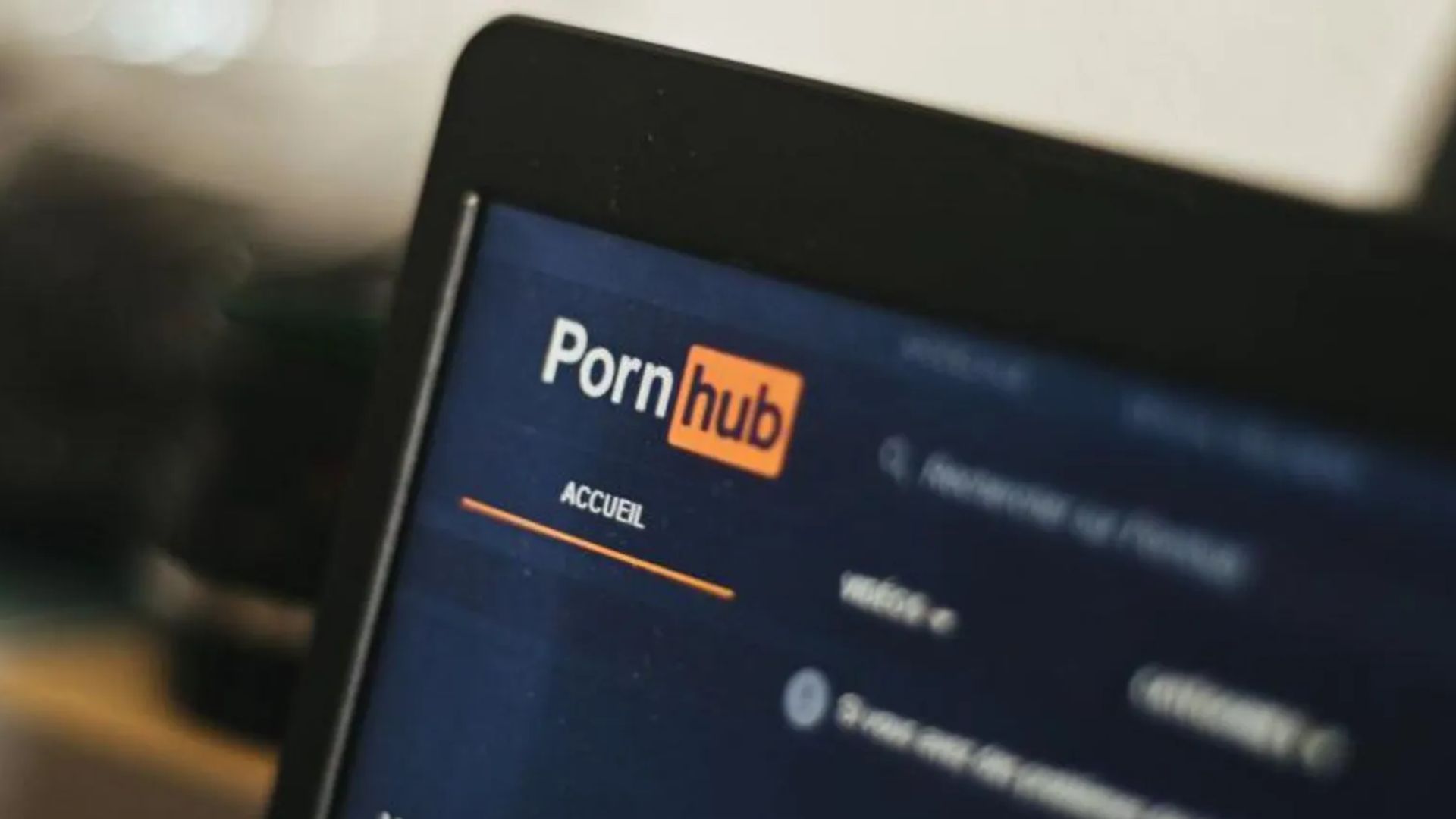Pornhub e altri siti porno lasciano la Francia: Aylo si ritira per protesta contro la legge sull’età degli utenti