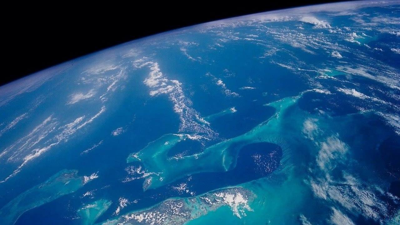 Gli oceani stanno cambiando colore: la sorprendente ragione dietro il fenomeno