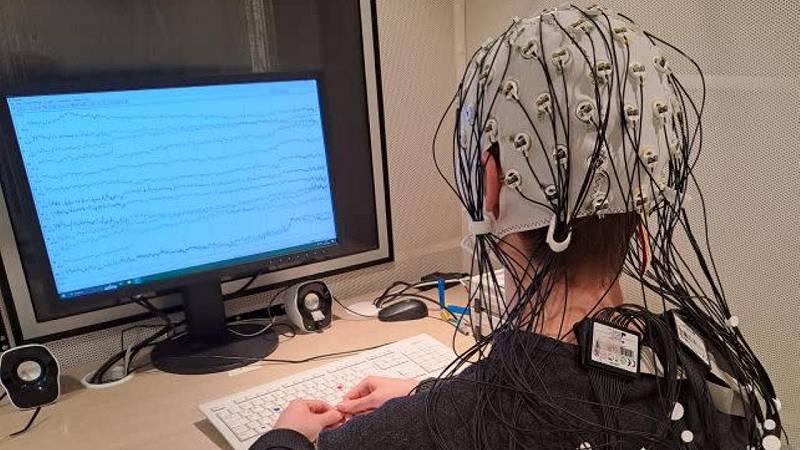 uno dei partecipanti allo studio esegue dei compiti indossando il casco EEG