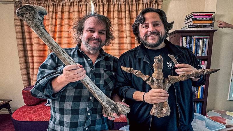 il regista Peter Jackson, a sinistra, e il CEO di Colossal Ben Lamm mostrano le ossa della collezione di ossa di moa estinte di Jackson a Wellington, Nuova Zelanda