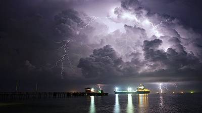 Dalle nuvole alla terra: finalmente svelato il meccanismo dei fulmini