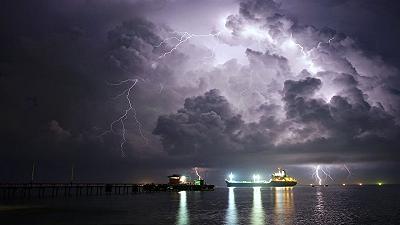 Dalle nuvole alla terra: finalmente svelato il meccanismo dei fulmini