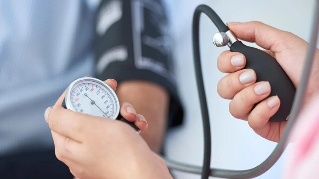 Pressione alta negli over 60: ecco il rimedio naturale che funziona davvero