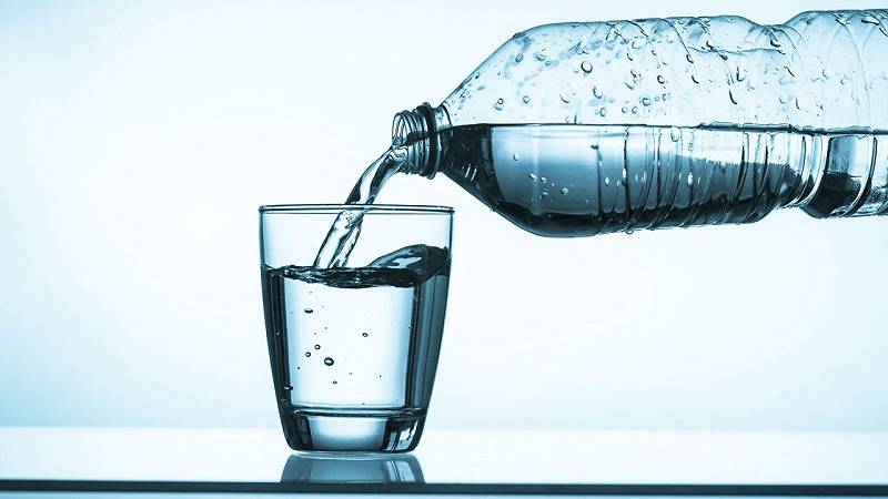ridurre l'acido urico bevendo acqua