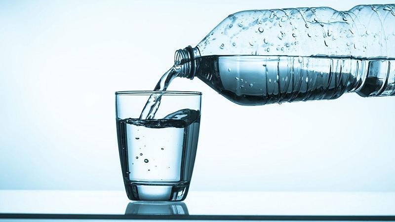 ridurre l'acido urico bevendo acqua