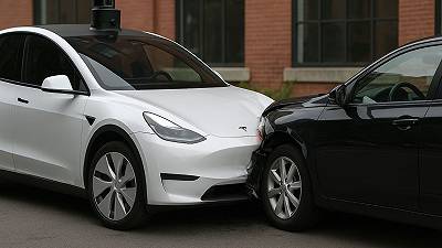 Tesla robotaxi si scaglia su auto parcheggiata: incidente sfiorato dopo la corsa