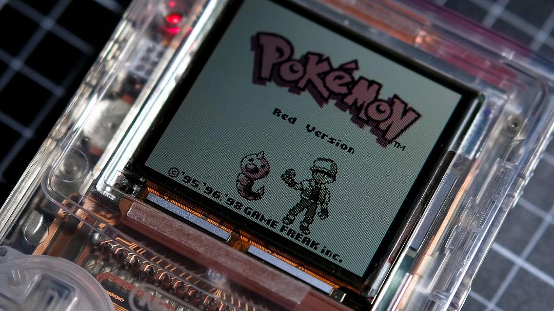 Questo Game Boy Color trasparente è un gioiello degno di un museo