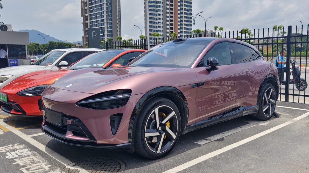 Xiaomi supera le 30.000 consegne in un mese: nuovo record per l’auto elettrica cinese