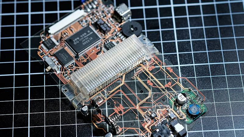 il circuito trasparente del Game Boy Color modificato
