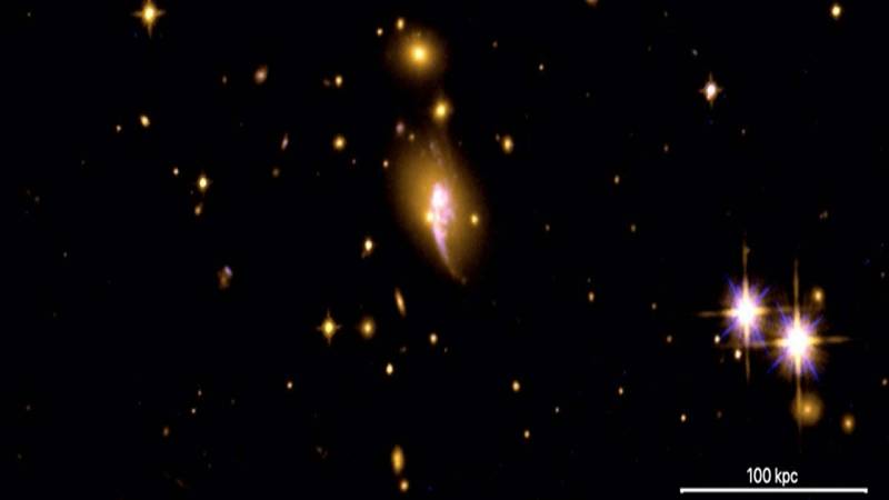 immagine dell'ammasso di galassie CHIPS1911+4455 ripresa dall'Hubble