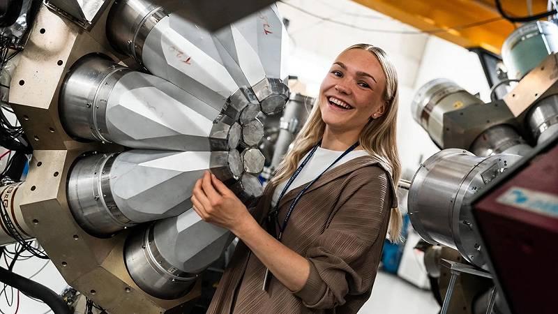 Henna Kokkonen posa nel Laboratorio dell'Acceleratore dell'Università di Jyväskylä