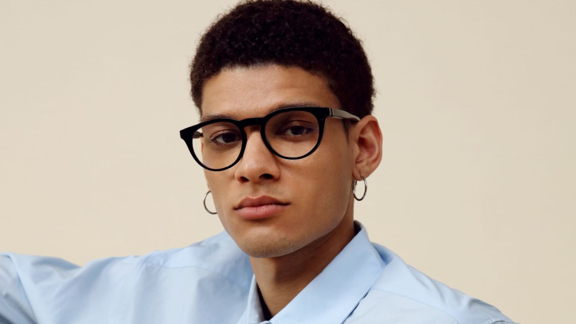 Gli occhiali smart con autofocus per chi ha problemi alla vista