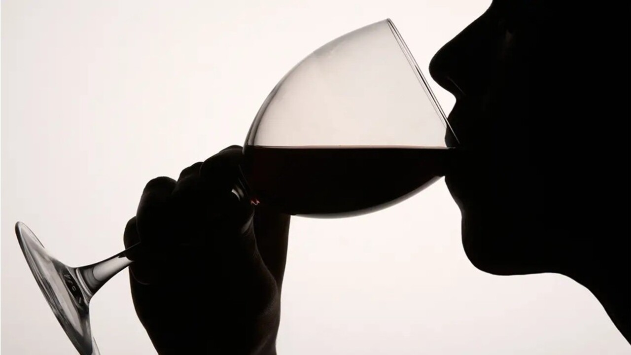 Studio su oltre 2 milioni di persone: l’alcol aumenta il rischio di demenza anche in piccole quantità