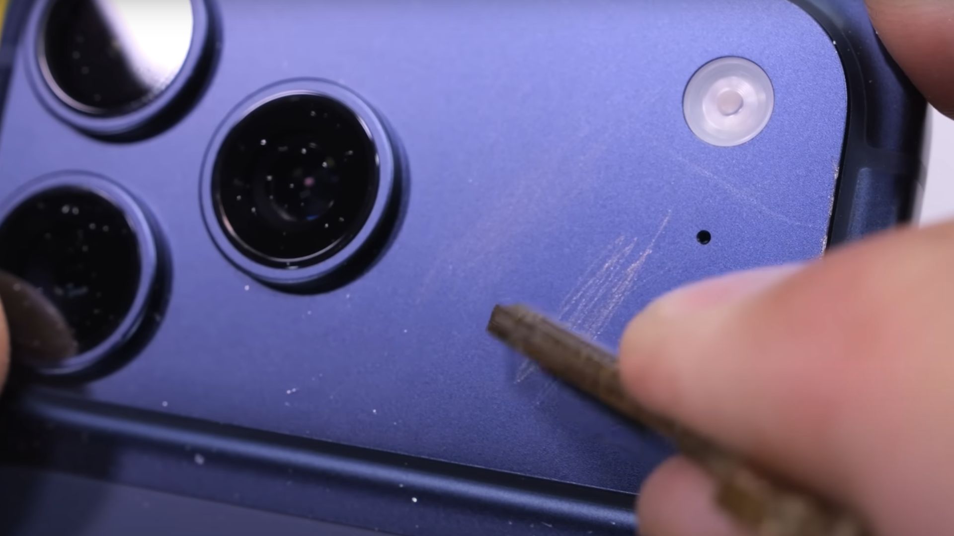 I nuovi iPhone 17 si graffiano un po’ troppo facilmente