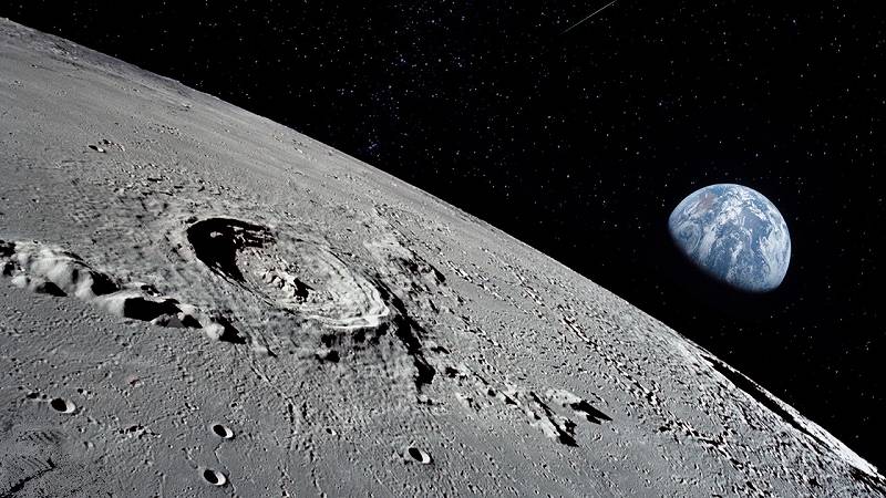 la Luna si sta allontanando