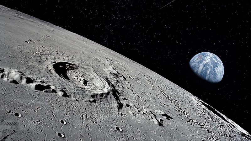 la Luna si sta allontanando