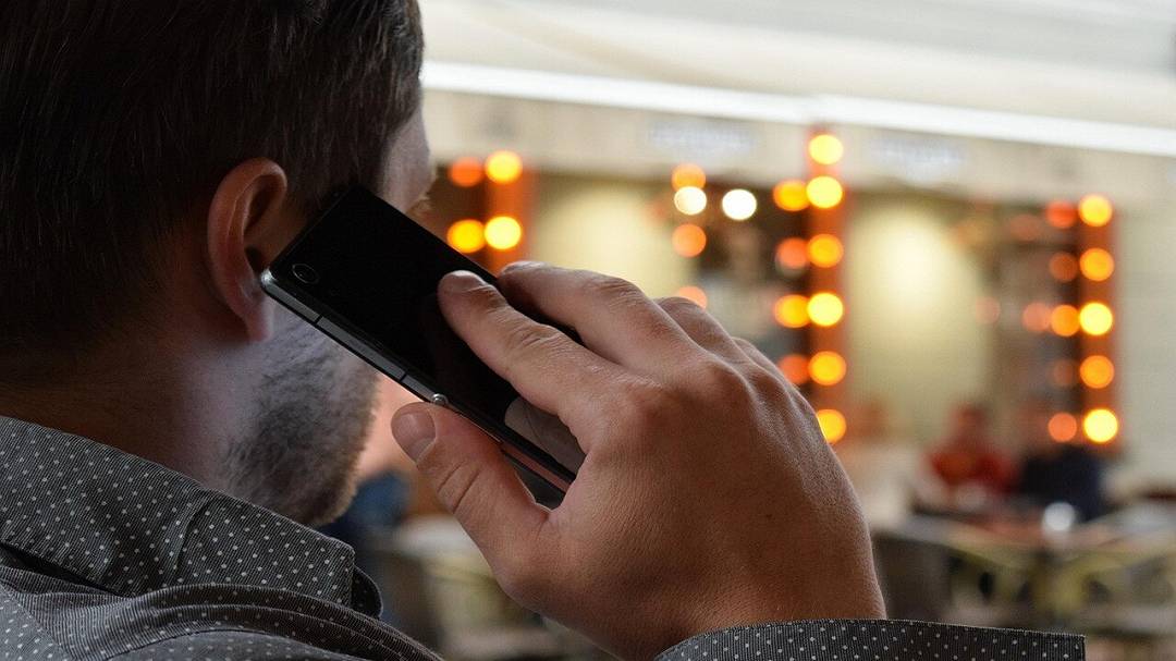 Preferisci l’orecchio destro o sinistro per le chiamate? Ecco cosa emerge dalla ricerca