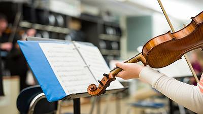 Suonare uno strumento potrebbe rimodellare il cervello e ridurre la percezione del dolore