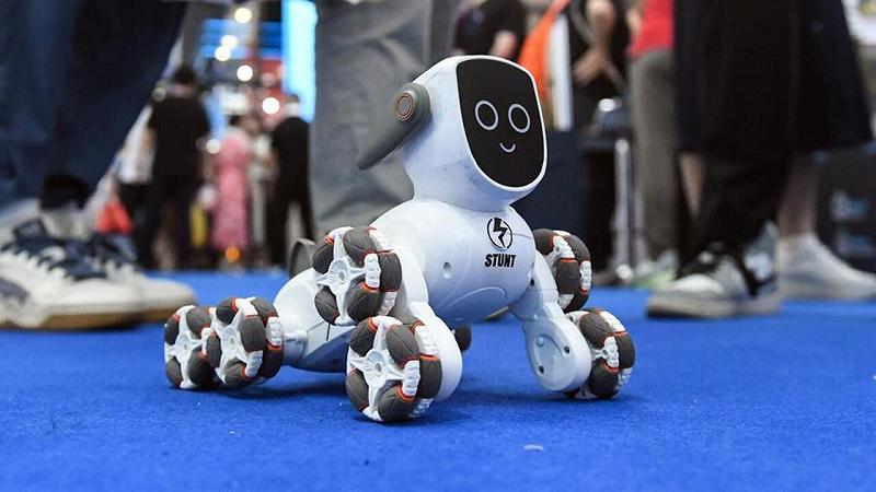 un robot dimostra la sua abilità nell'evitare gli ostacoli al Nanning International Convention and Exhibition Center di Nanning