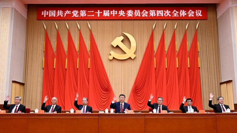 La Cina accelera sull’autosufficienza tecnologica: il nuovo piano quinquennale punta su AI e semiconduttori