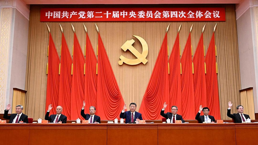 La Cina accelera sull’autosufficienza tecnologica: il nuovo piano quinquennale punta su AI e semiconduttori