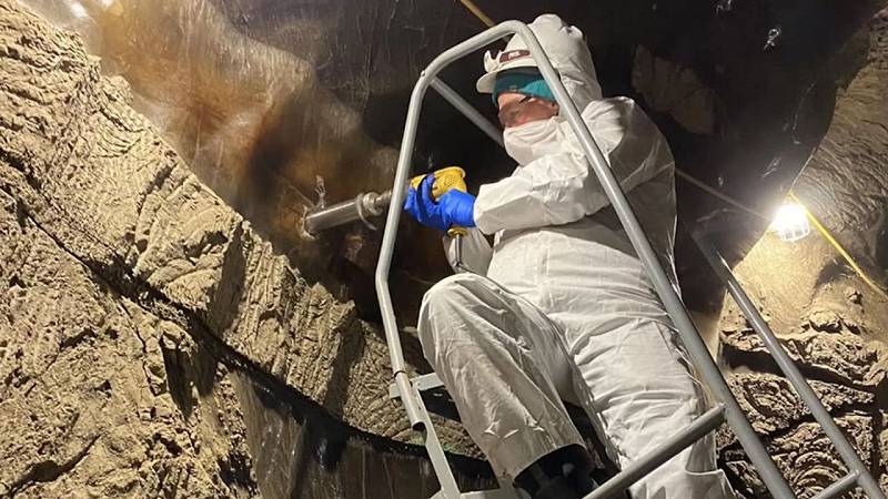 Robyn Barbato del Cold Regions Research and Engineering Laboratory preleva un campione dalle pareti del tunnel del permafrost