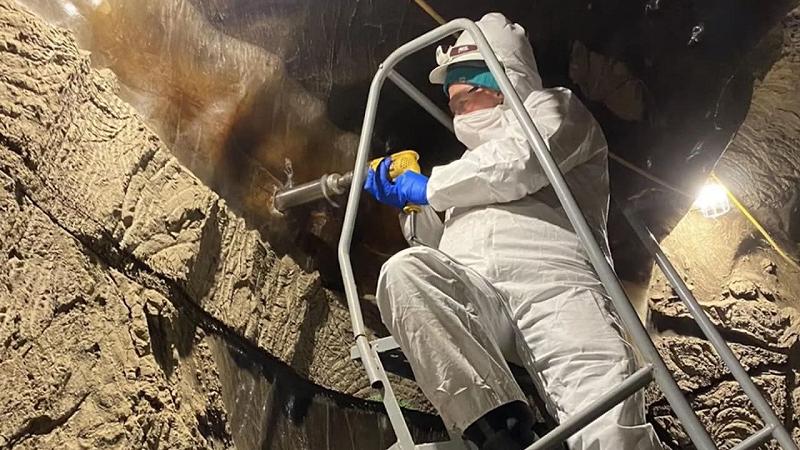 Robyn Barbato del Cold Regions Research and Engineering Laboratory preleva un campione dalle pareti del tunnel del permafrost