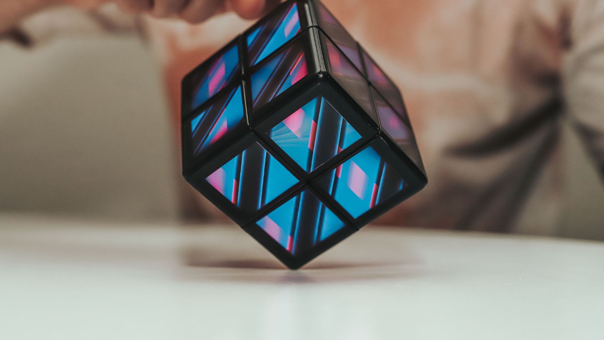Questo cubo di Rubik costa 299$: ogni faccia è uno schermo digitale
