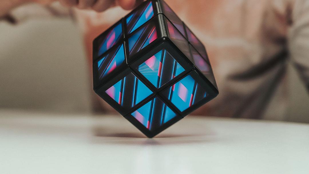 Questo cubo di Rubik costa 299$: ogni faccia è uno schermo digitale