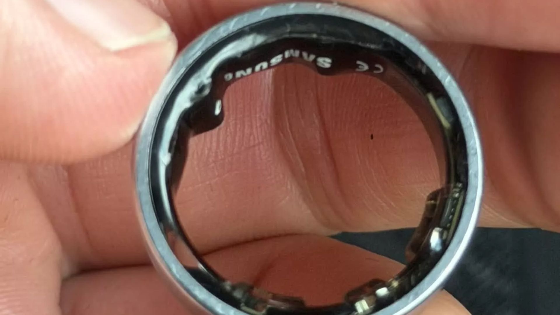 Un Samsung Galaxy Ring difettoso è quasi costato il dito al suo proprietario